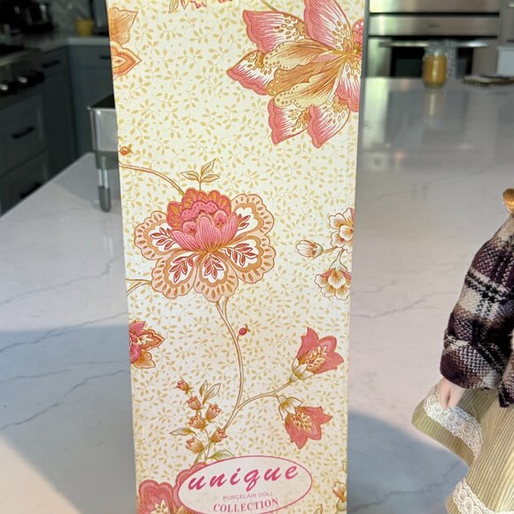UniQue Brand Porcelain Doll - "Cindy" - New - Picture 6 of 11